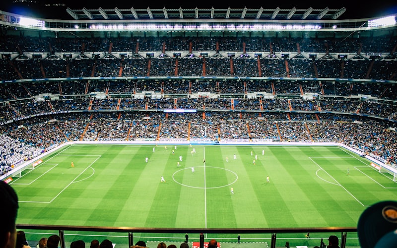 世界杯历史上经典进球瞬间的蒙太奇拼贴，包括马拉多纳连过五人和齐达内天外飞仙