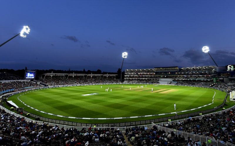 历届世界杯冠军奖杯陈列在灯光下，包括雷米特杯和大力神杯