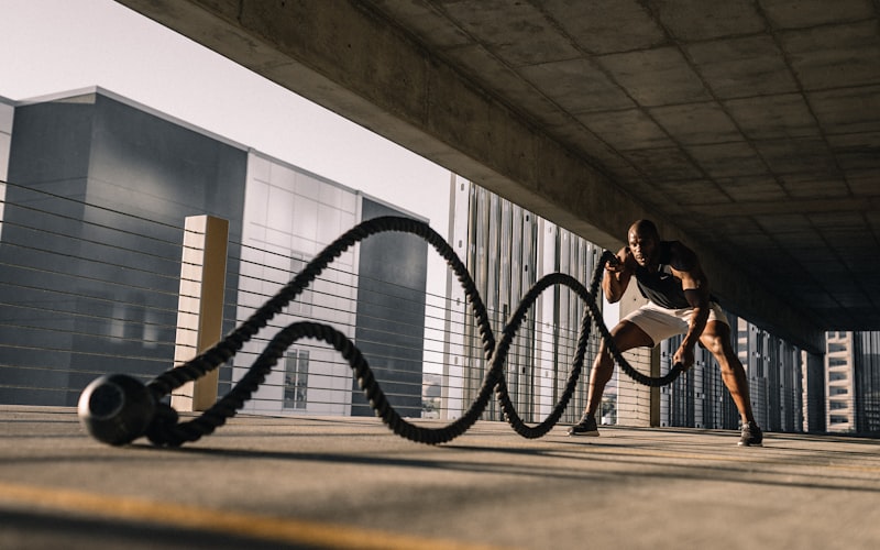 足球运动员在世界杯比赛中凌空抽射进球的精彩瞬间，背景是模糊的观众和绿茵场